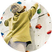 ボルダリングにチャレンジしている写真