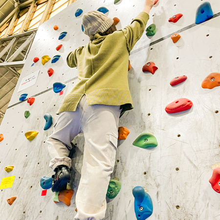 ボルダリングにチャレンジしている画像